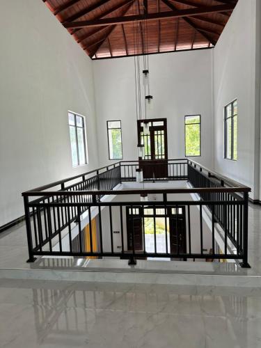 ein großes Zimmer mit einem Tisch in der Mitte in der Unterkunft The Kandyan Secret Villa - Free Pick up From Kandy Railway Station in Kandy