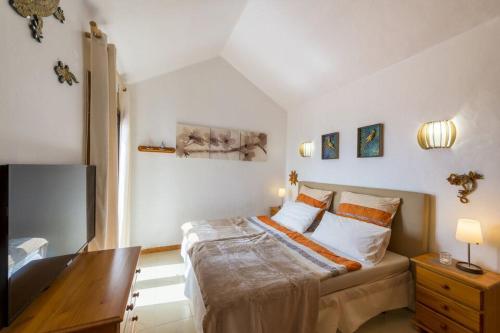 a bedroom with a large bed and a desk at Casa Salida del Sol in Charco del Palo