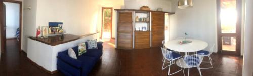 uma sala de estar com uma mesa e um sofá azul em Villa su Capo Bianco em Ponza
