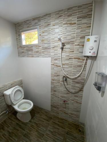 een badkamer met een toilet en een douche bij Phang Nga Viewpoint in Phangnga