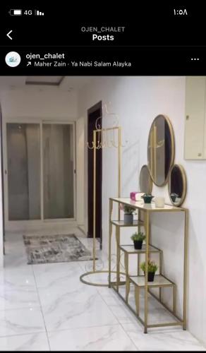 um quarto com uma mesa com um espelho em شالية أوجن em Unayzah