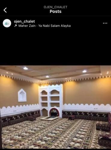 uma imagem de um quarto vazio com lareira em شالية أوجن em Unayzah