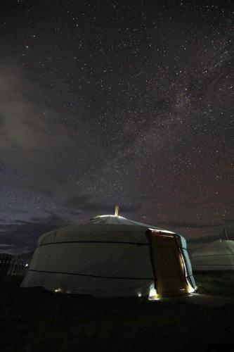 uma tenda sob um céu estrelado à noite em maidar-san tourist camp 