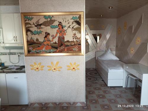 eine Küche mit einem Gemälde an der Wand eines Zimmers in der Unterkunft Central Hotel in Schwetzingen