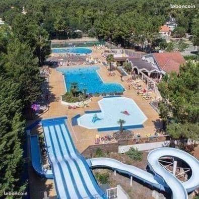 - une vue aérienne sur un parc aquatique avec plusieurs piscines dans l'établissement Le bois dormant, à Saint-Jean-de-Monts