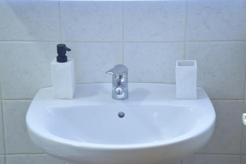 a white sink with a faucet on top of it at CAMBARAL 1D in Luarca