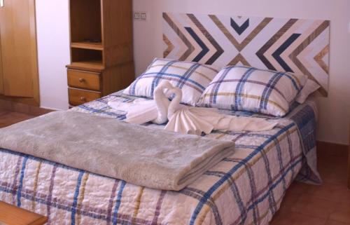 Un dormitorio con una cama con un cisne. en CAMBARAL 1D, en Luarca