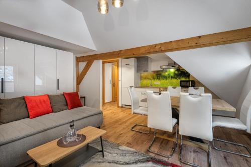 een woonkamer met een bank en een tafel bij GRUBERS, Hotel Appartments Gastein in Bad Gastein