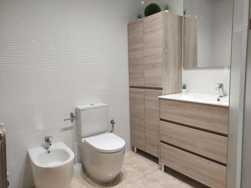 a bathroom with a toilet and a sink at Casa Empordà con piscina exclusiva in Báscara