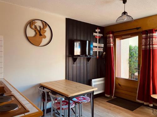 een keuken met een tafel en stoelen in een kamer bij Superbe studio Morillon Village / Samoëns in Morillon