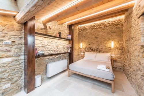 Una cama o camas en una habitación de Borgo Baccile by Vini Fantini