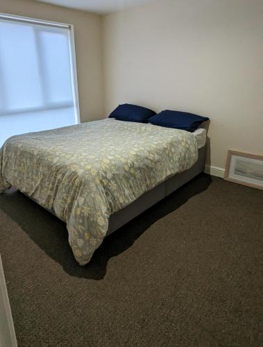North TynesideにあるPrivate 1bedroom homeの窓付きの部屋にベッド付きのベッドルーム1室があります。