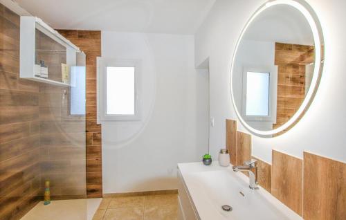 Ένα μπάνιο στο 4 Bedroom Gorgeous Home In Lussas