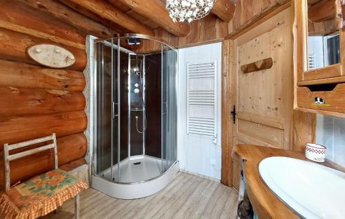 2 Bedroom Awesome Home In Tendon في تيندون: حمام مع دش ومغسلة وحوض استحمام