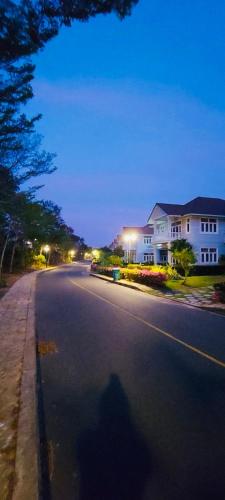 an empty street at night with a house at Bougainviella - Sealinks Mũi Né - chuỗi biệt thự liền kề in Phan Thiet