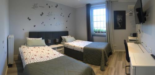 a room with two beds and a window at Dormitorium Kaarst Wohnraum auf Zeit in Kaarst
