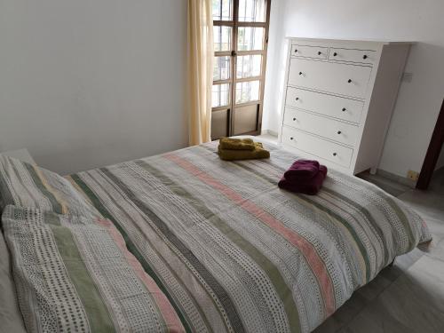 - une chambre avec un lit et 2 serviettes dans l'établissement Chalet junto al mar con jardín privado, à La Cala de Mijas