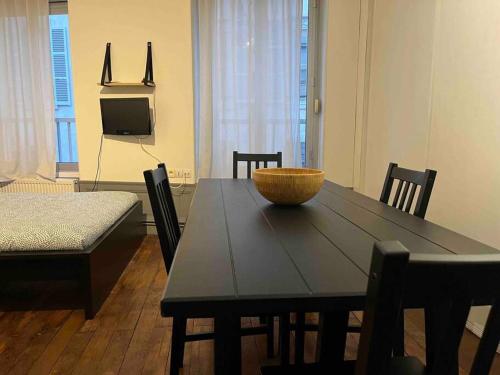 - une table à manger avec un bol en haut dans l'établissement Le Cocon Central d'Orléans, à Orléans