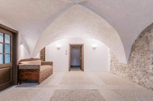 pasillo con techo abovedado y puerta en Sartori Mountain Apartment en Pinzolo
