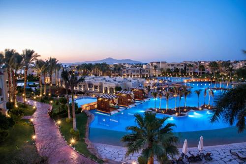 Rixos Sharm El Sheikh - Ultra All Inclusive Adults Only 18 Plus في شرم الشيخ: اطلالة جوية على منتجع في الليل