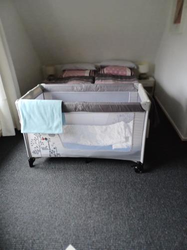 - une chambre avec 2 lits et des serviettes dans l'établissement Familienzimmer HH-Schnelsen, à Hambourg