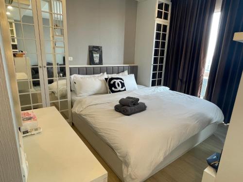 a bedroom with a bed with a teddy bear on it at The Patio bangsaen seaview High floor in Ban Bang Saen (1)