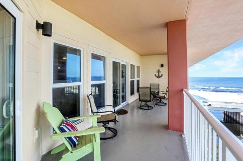 balkon domu z krzesłami i oceanem w obiekcie Paradise Shores 403 Sunset Paradise by Pristine Properties Vacation Rentals w mieście Mexico Beach