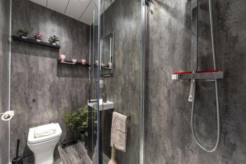 een badkamer met een douche en een toilet bij Iona in Stirling