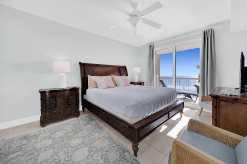 1 dormitorio con cama y vistas al océano en Sunrise Beach #2411, en Panama City Beach