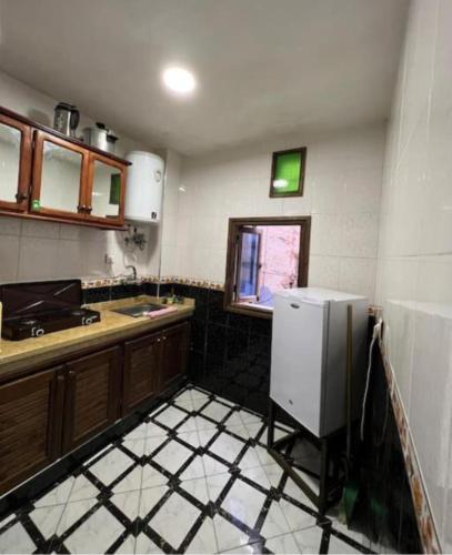 A kitchen or kitchenette at Dar nayla