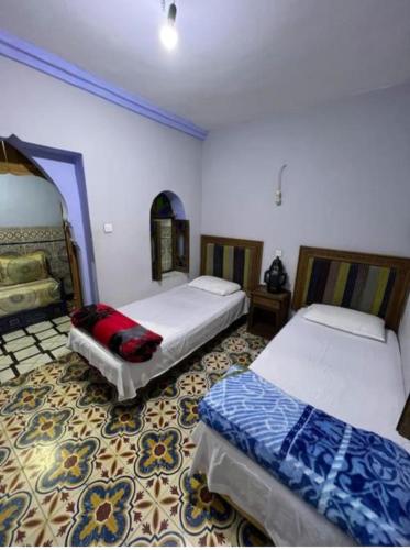 Ein Bett oder Betten in einem Zimmer der Unterkunft Dar nayla