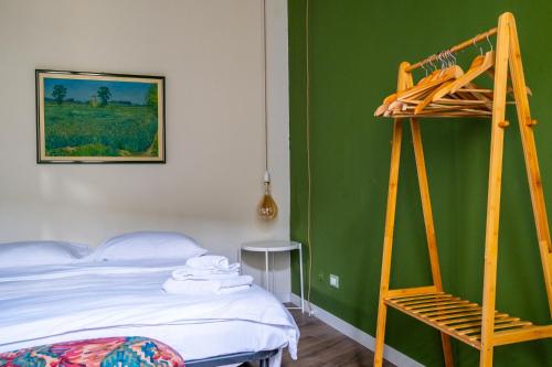 Un dormitorio con una pared verde y una litera en L'eco della rosa en Crema