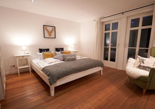 una camera con un letto e una sedia di Alte Schüre a Elpe