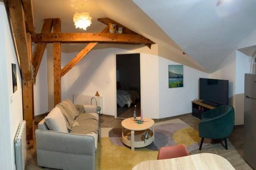 un salon avec un canapé et une table dans l'établissement Très beau F2 au cœur du village, aux Rousses