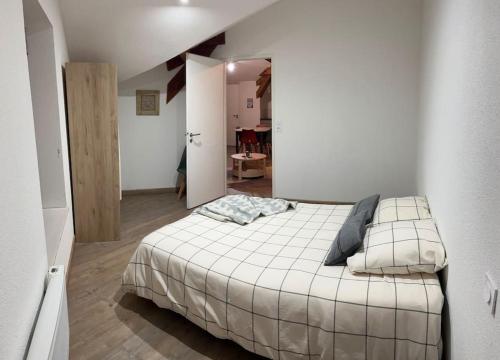 sypialnia z białym łóżkiem w pokoju w obiekcie Très beau F2 au cœur du village w mieście Les Rousses