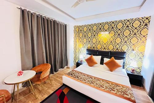 Кровать или кровати в номере Qotel Hotel AT Residency Kaushambi New Delhi