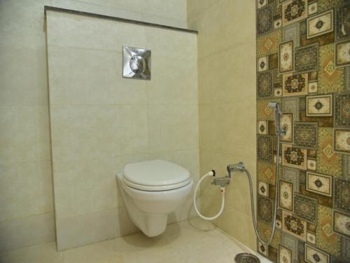 ein Bad mit einem WC und einer Dusche in der Unterkunft Hotel MY Dream in Aligarh