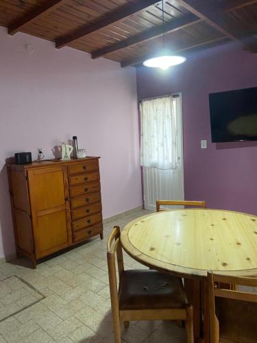 jadalnia z drewnianym stołem i komodą w obiekcie Balcarce 3842 w mieście Olavarría