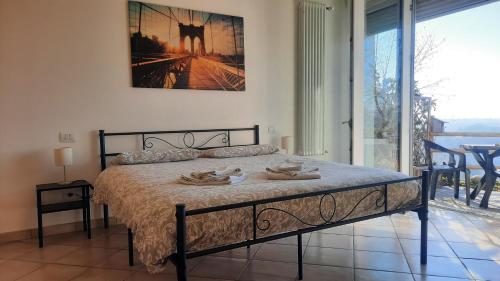 San Fermo della Battaglia的住宿－VILLA BELVEDERE_studio flat，一间卧室设有一张床和一个大窗户