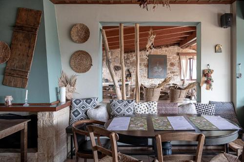 a dining room with a table and chairs at Earino in Kato Asites