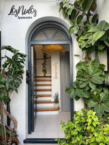 una puerta azul en una casa con plantas en Los Nidos Apartments, Frigiliana, en Frigiliana