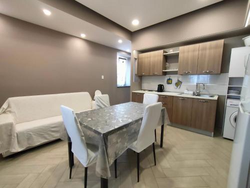 a kitchen and dining room with a table and chairs at Il Limoneto di Leo in Mascali