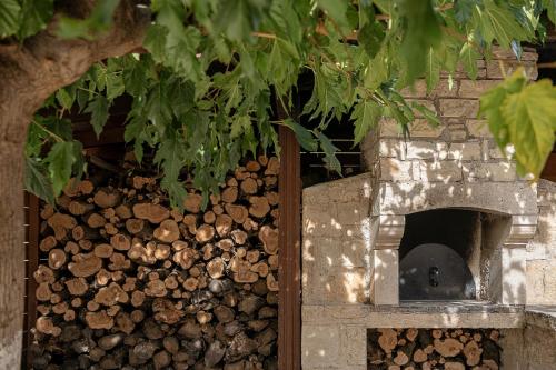 un tas de bois de feu dans un tas de bois dans l'établissement Earino, à Kato Asites