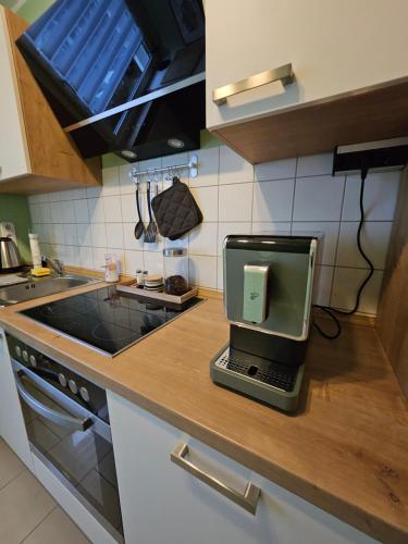 un ordenador portátil sentado en la parte superior de una encimera de cocina en FewoKorte, en Bad Oeynhausen