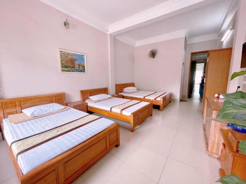 מיטה או מיטות בחדר ב-Khách sạn Đá Vàng - Golden Stone Hotel