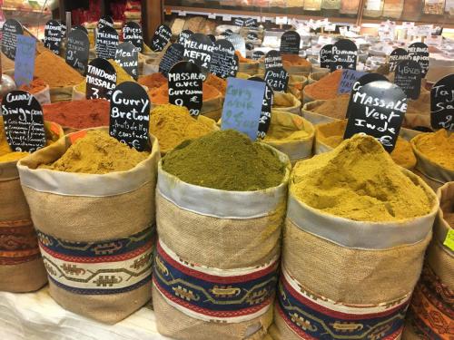 une exposition de différents types d’épices sur un marché dans l'établissement Charmante Escale au Cœur du Panier près Vieux Port, à Marseille