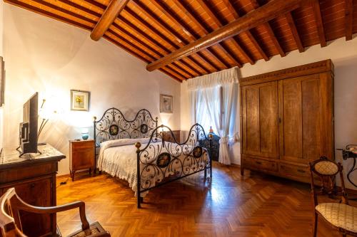 Schlafzimmer mit einem Bett und Holzboden in der Unterkunft Villa Olea in SantʼEllero
