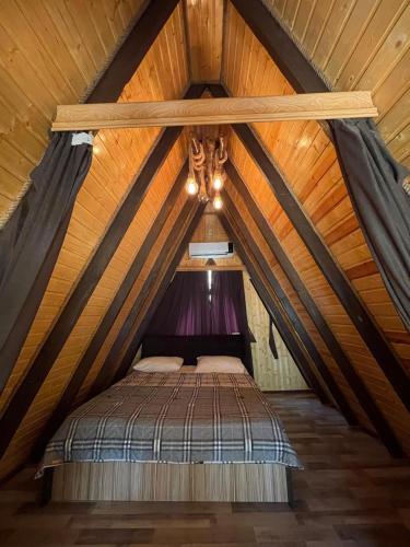 uma cama no meio de um sótão em Liki Home em Lerik