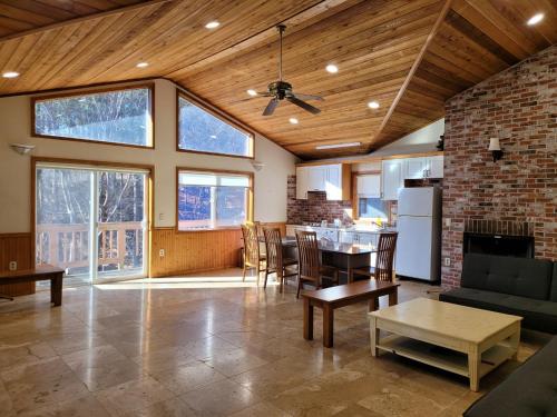 uma sala de estar com mesa e cadeiras e uma cozinha em Hue 700 em Pyeongchang