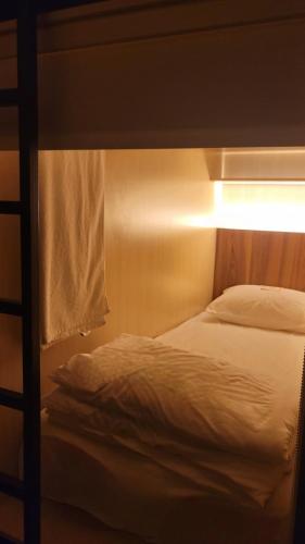 1 dormitorio con 1 litera con luz encendida en WeStay Budget Hostel, en Dubái